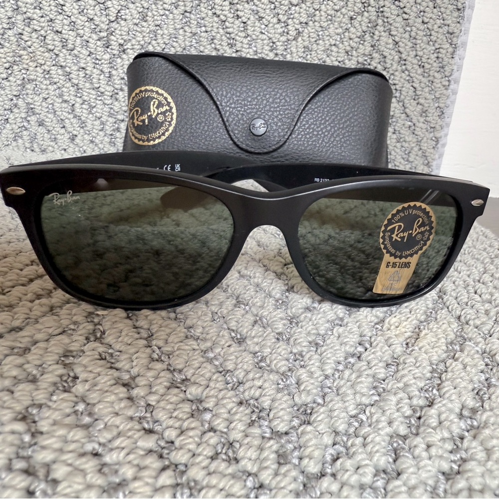 Ray Ban New Wayfarer RB2132 Sunglasses 55/18/145.  New with case